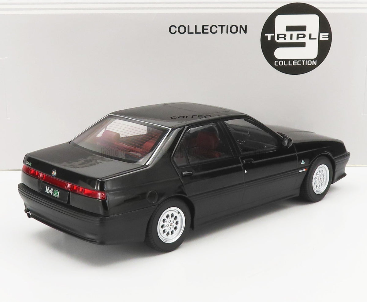 Voiture miniature Alfa Romeo 164 noire de la Triple 9 Collection, présentée pour les collectionneurs Vroomi