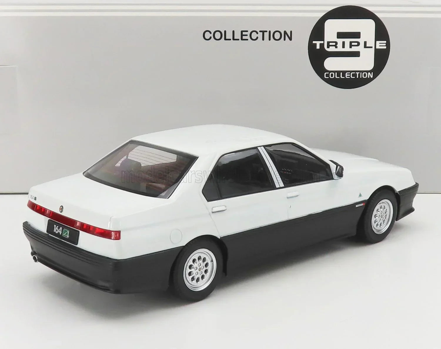 トリプル9 1/18 アルファロメオ 164 Q4 1994 (ホワイト) ALFA ROMEO - 164 Q4 1994 - BLACK INTERIOR - WHITE | Vroomi