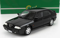 Modellino in scala Alfa Romeo 155 nero di Vroomi, replica pressofuso dettagliata con sfondo scatola verde