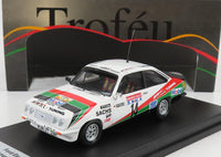 Wit Ford Escort schaalmodel met Mobil- en Sachs-livrei, weergegeven bij Vroomi
