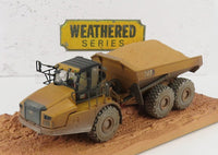 Modellino in scala di camion ribaltabile CAT 745 Weathered Series da Vroomi, dettagliato con effetti terra e pneumatici robusti