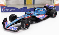 Blauw en roze Alpine F1-schaalmodel met BWT-livrei, voor de doos tentoongesteld — Vroomi.