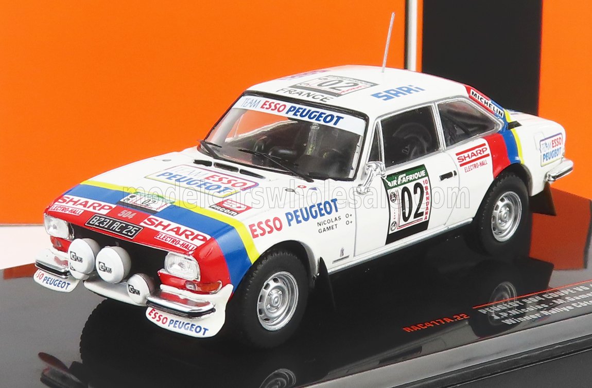 Voiture miniature rallye Peugeot 504 blanche avec décalcomanies Esso, Sharp et Michelin, présentée chez Vroomi