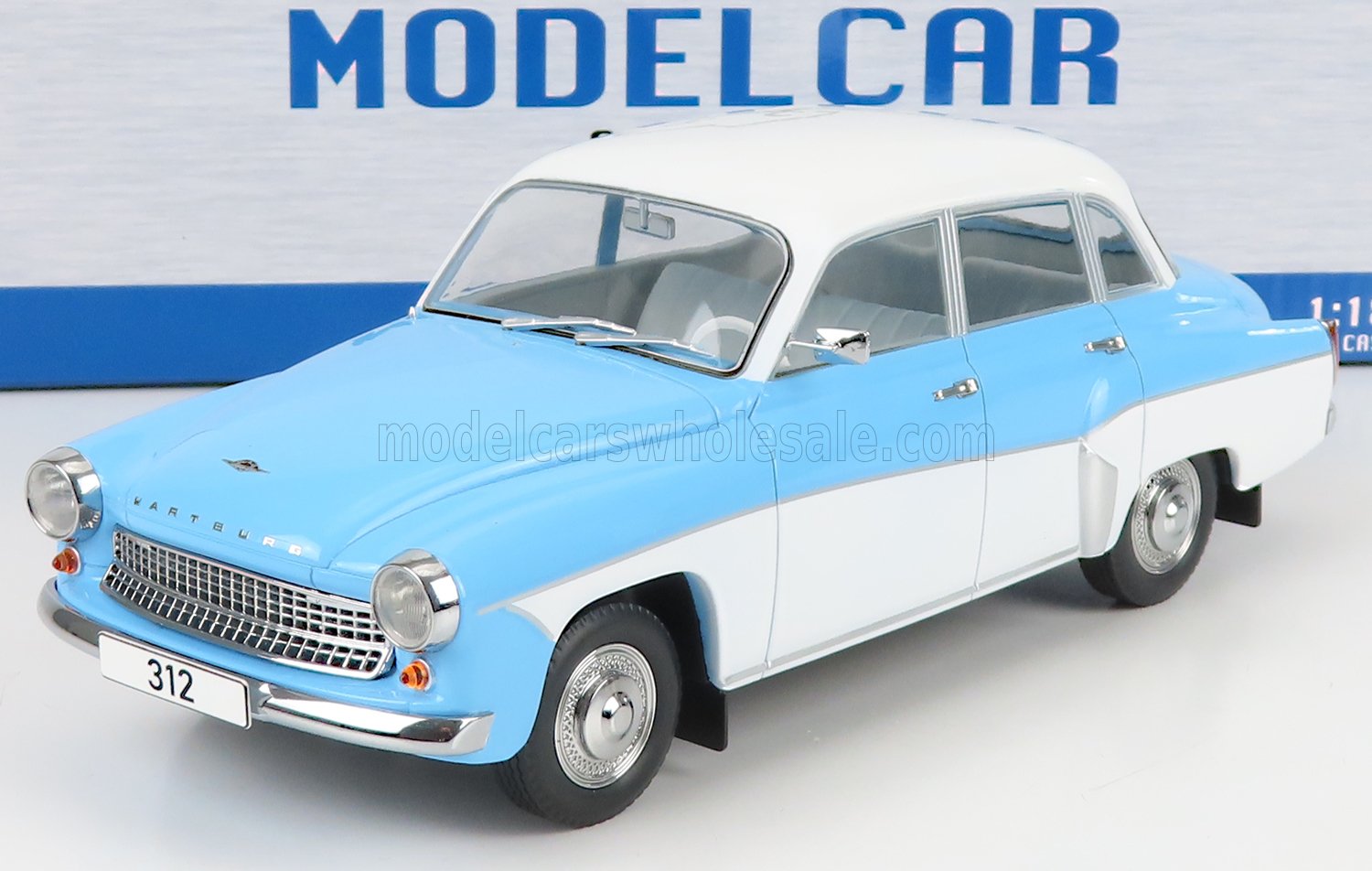 Modellino in scala 1/18 della Wartburg 312 blu e bianco, con griglia cromata e ruote super dettagliate, disponibile su Vroomi.