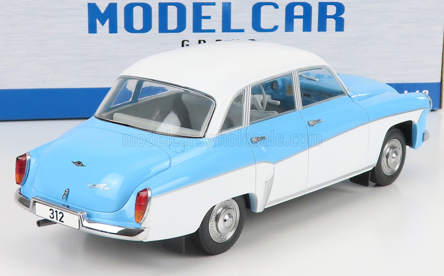 Modellino in scala 1/18 della Wartburg 312, blu e bianco, con dettagli cromati, disponibile su Vroomi.