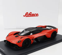 Voiture miniature Aston Martin Valkyrie 2021 rouge et noire par Schuco, présentée sur socle noir avec Vroomi