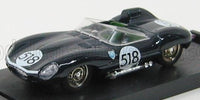 Voiture miniature Jaguar D-Type de course avec le #518, présentée sur socle chez Vroomi