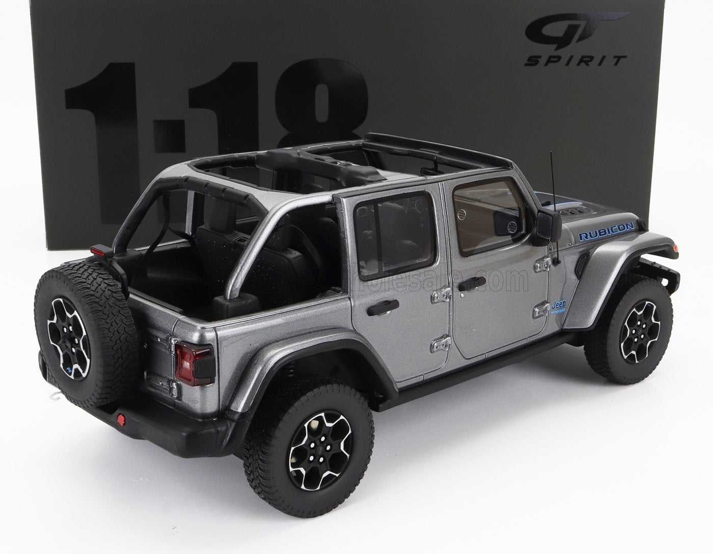 Modellino di Jeep Rubicon grigio in scala 1:18 con tetto aperto e ruota di scorta, disponibile su Vroomi.
