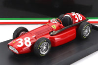 Coche a escala Ferrari rojo nº 38 con neumáticos Pirelli, expuesto sobre peana negra — Vroomi