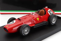 Rood Ferrari-schaalmodel met nummer 10, tentoongesteld bij Vroomi voor verzamelaars