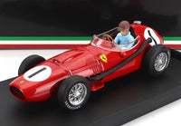 Rood Ferrari-schaalmodel met bestuurdersfiguur, tentoongesteld bij Vroomi — iconische 1:18 replica voor verzamelaars