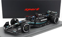 Voiture miniature Mercedes-AMG Petronas F1 par Spark, sur socle Vroomi pour collectionneurs avec détails de livrée d'équipe