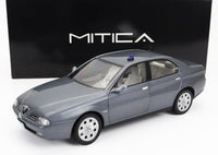 Coche a escala Alfa Romeo 166 en gris con luz azul, presentado junto a la caja MITICA — Vroomi