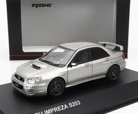 Voiture miniature Subaru Impreza S203 argentée par Kyosho, présentée sur socle Vroomi