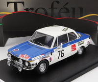 Coche a escala BMW azul y blanco N 76 de rally por Vroomi, con adhesivos de patrocinadores y decoración de competición