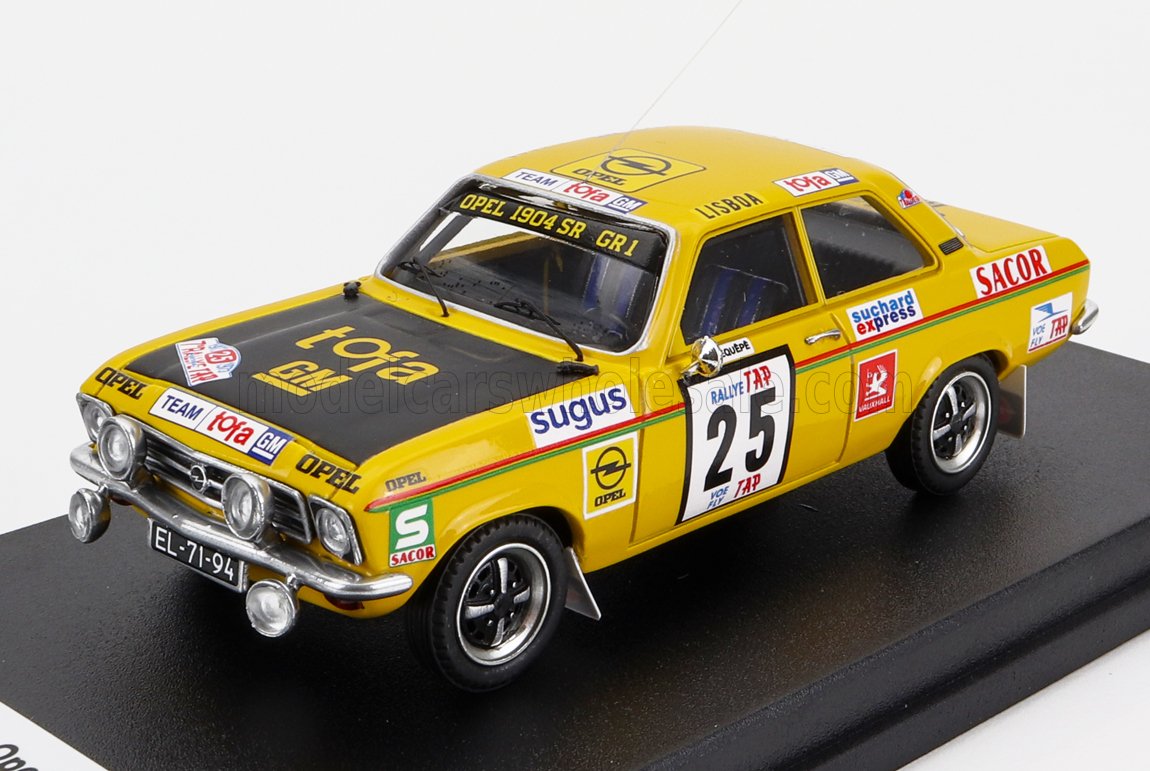 Voiture miniature Opel 1904 SR GR1 jaune avec décalques de rallye, présentée sur socle noir chez Vroomi