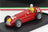 Voiture miniature Alfa Romeo numéro 34 rouge avec figurine de pilote, présentée sur socle noir — Vroomi