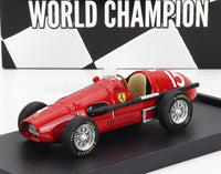 Modellino in scala Ferrari rosso con sfondo 'World Champion', esposto su Vroomi per collezionisti