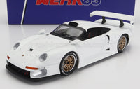 Modellino in scala Porsche 911 GT1 bianca con cerchi dorati, esposto accanto alla scatola WEHRLE 83 da Vroomi