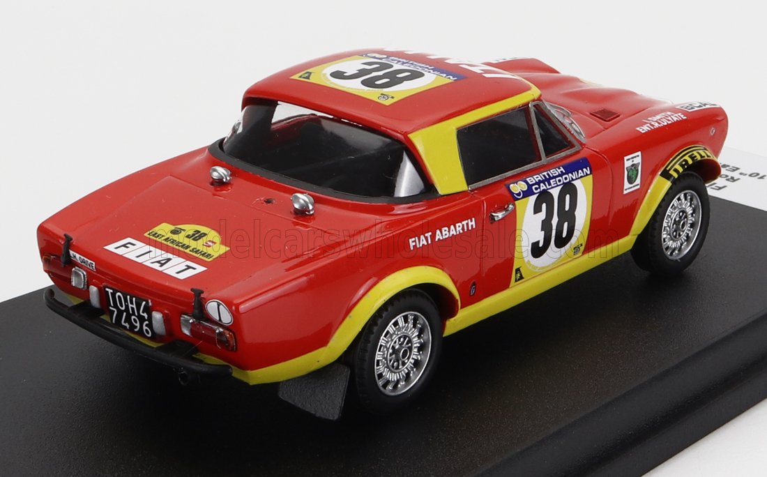 Modellino in scala Fiat Abarth 38 rosso e giallo con livrea da corsa, esposto su base nera — Vroomi