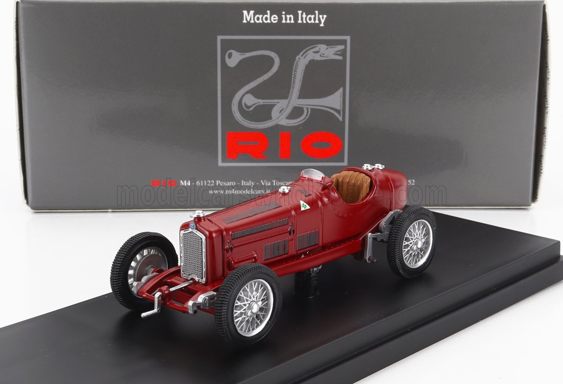 Voiture miniature vintage rouge par RIO, présentée sur socle noir avec boîte « Made in Italy », disponible chez Vroomi