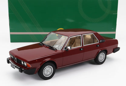 Modelo de coleção de um sedã Alfa Romeo vermelho à escala 1/18, já disponível para compra