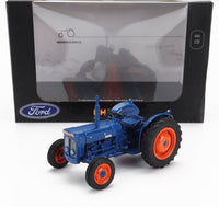 Blauwe Fordson Super Dexta schaalmodel tractor uit 1962 met oranje velgen, tentoongesteld in Vroomi-verpakking