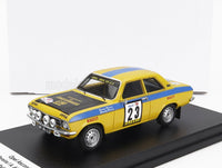 Coche a escala Opel 1904 SR G.2 de rally amarillo y azul con adhesivos de carrera, expuesto sobre peana negra en Vroomi