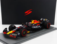 Oracle Red Bull Racing RB19 scale model car, 1/18 die-cast replica by Vroomi, featuring Max Verstappen livery and sponsor logos.