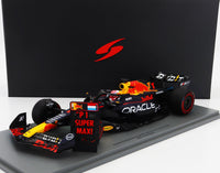 Modellino in scala Red Bull Racing RB19 N 1, Max Verstappen vincitore del GP di Gran Bretagna 2023, con cartello P1 — Vroomi