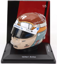 Casco in scala 1:5 di Valtteri Bottas — Vroomi, con loghi sponsor Singha, Web Eyewear e Hyland