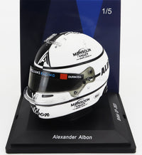 Casco da corsa modellino in scala 1:5 Alexander Albon, livrea Monsoon Valley, su supporto — Vroomi.