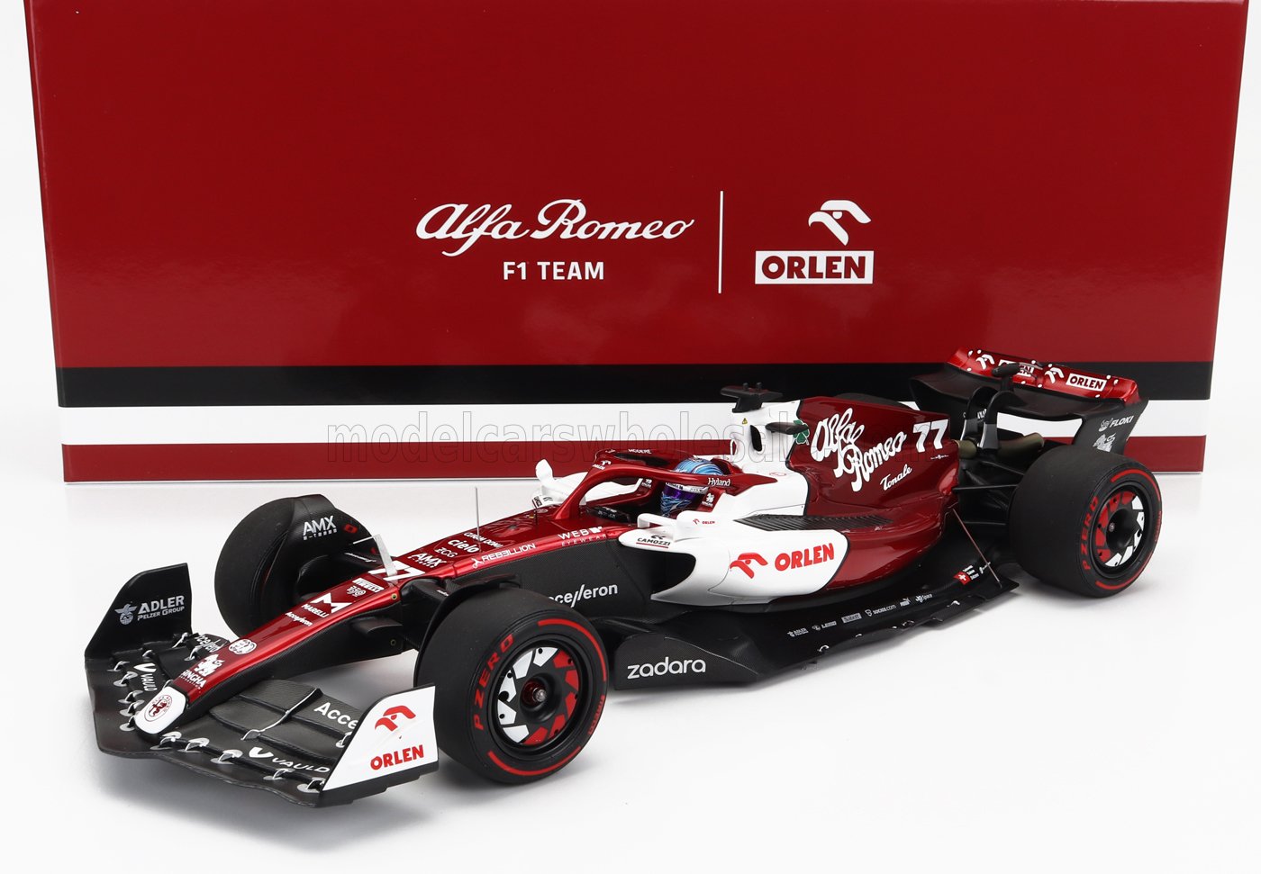 Modellino dell'auto da corsa Alfa Romeo F1 Team con livrea rossa e bianca, sponsor visibili, in vendita su Vroomi.