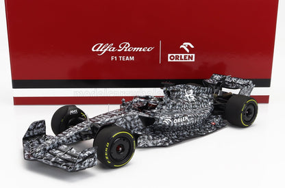Modellino dell'Alfa Romeo F1 Team con livrea mimetica bianca e nera e marchio Orlen, disponibile su Vroomi.