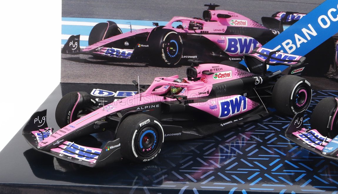 Coche a escala Alpine F1 rosa con decoración BWT, sobre peana de coleccionista Vroomi