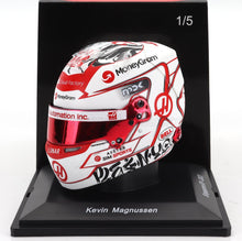 BELL – F1  CASCO-HELM HAAS VF-23 TEAM MONEYGRAM HAAS N 20 GP VON SINGAPUR 2023 KEVIN MAGNUSSEN – WEISS-ROT