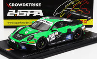 Coche a escala Porsche 911 GT3 R verde de Spark, sobre peana Vroomi con decoración de carreras y branding CrowdStrike 24h SPA