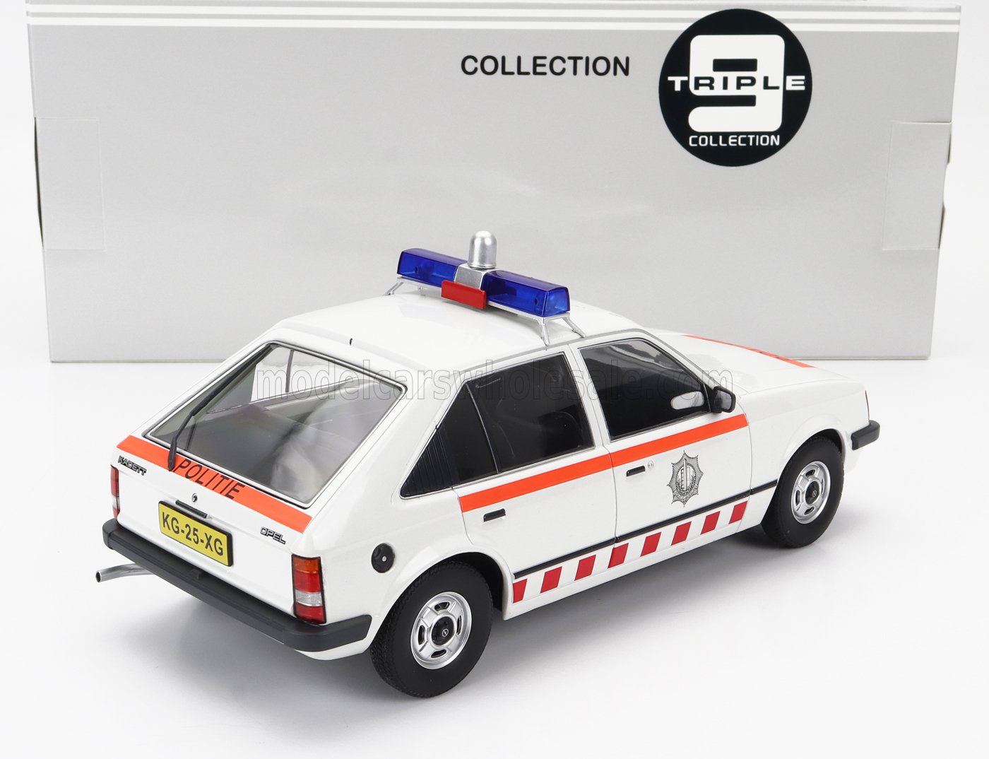 Voiture miniature Opel Kadett de police blanche avec bandes orange et gyrophares bleus, de Triple 9 Collection, disponible chez Vroomi