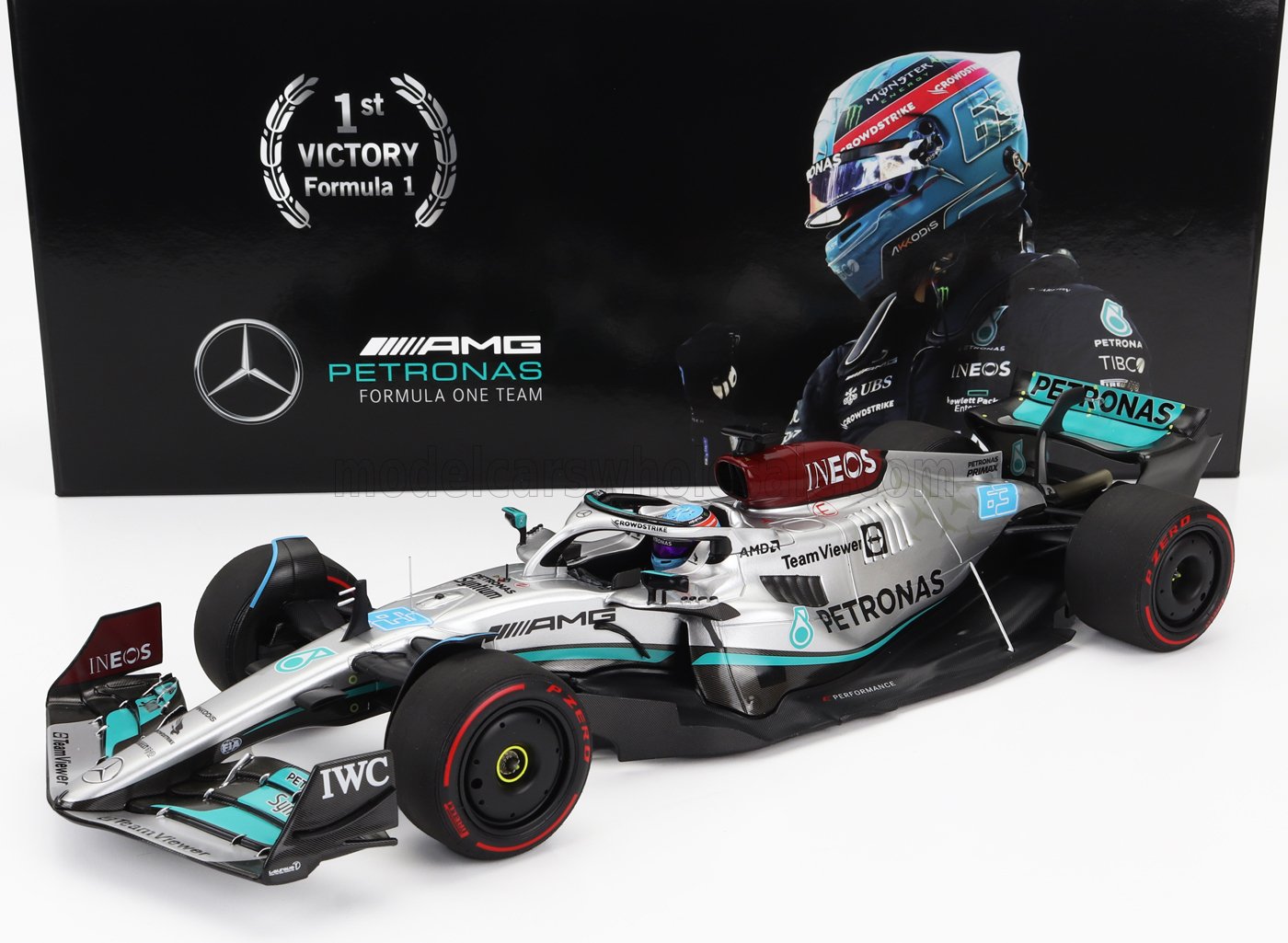 Mercedes-AMG Petronas F1 schaalmodel met coureurhelm, weergegeven met Vroomi-verpakking