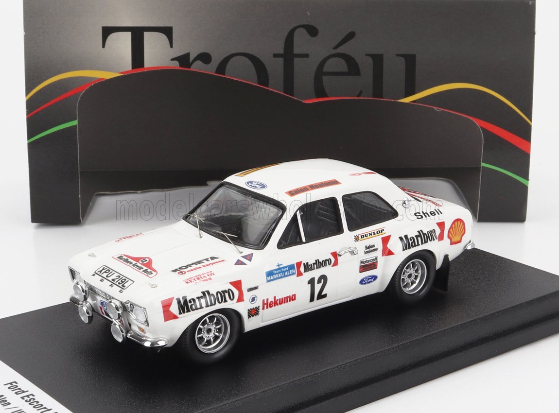 Voiture miniature Ford Escort de rallye blanche avec livrée Marlboro, présentée sur socle noir — Vroomi