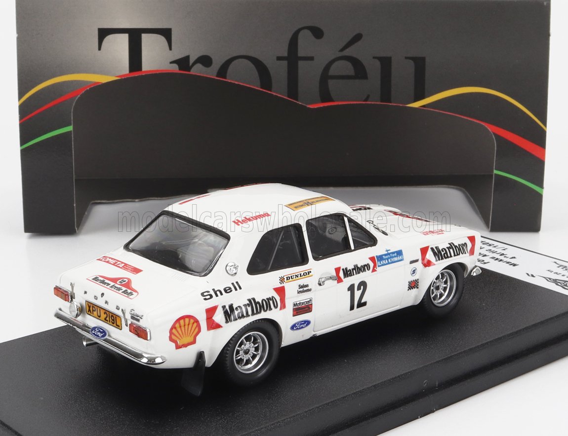 Voiture miniature Ford blanche avec livrée Marlboro et Shell, présentée sur socle noir — Vroomi