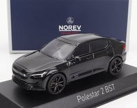 Maqueta a escala del Polestar 2 BST en color negro, de Norev, expuesta sobre una base con el logotipo de Vroomi