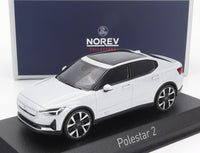 Voiture miniature Polestar 2 blanche par Norev, présentée sur socle noir — idéale pour les collectionneurs Vroomi