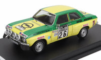 Coche a escala de rally Opel Ascona amarillo y verde con adhesivos de carrera, sobre peana negra en Vroomi