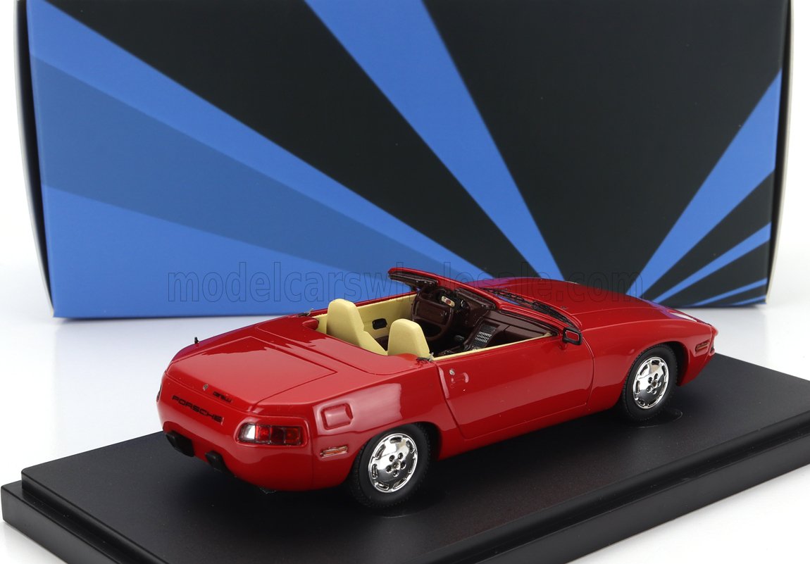 Voiture miniature Porsche rouge avec intérieur havane, exposée sur socle noir chez Vroomi.