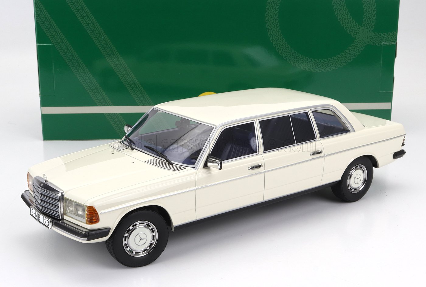MERCEDES BENZ - CLASE E 250 W123 LANG LIMUSINA 1978 - BLANCO Maqueta de coche en Vroomi