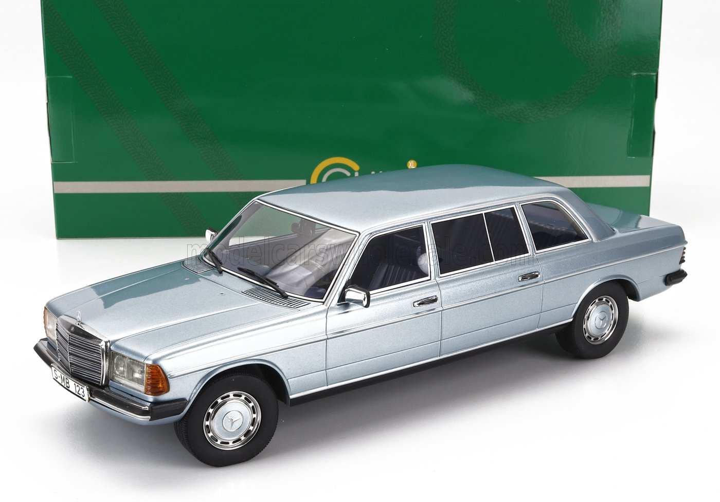 MERCEDES BENZ - CLASE E 250 W123 LANG LIMUSINA 1978 - AZUL Maqueta de coche en Vroomi