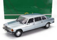 Modellino in scala Mercedes-Benz argento di Vroomi, replica 1:18 dettagliata con sfondo della scatola verde