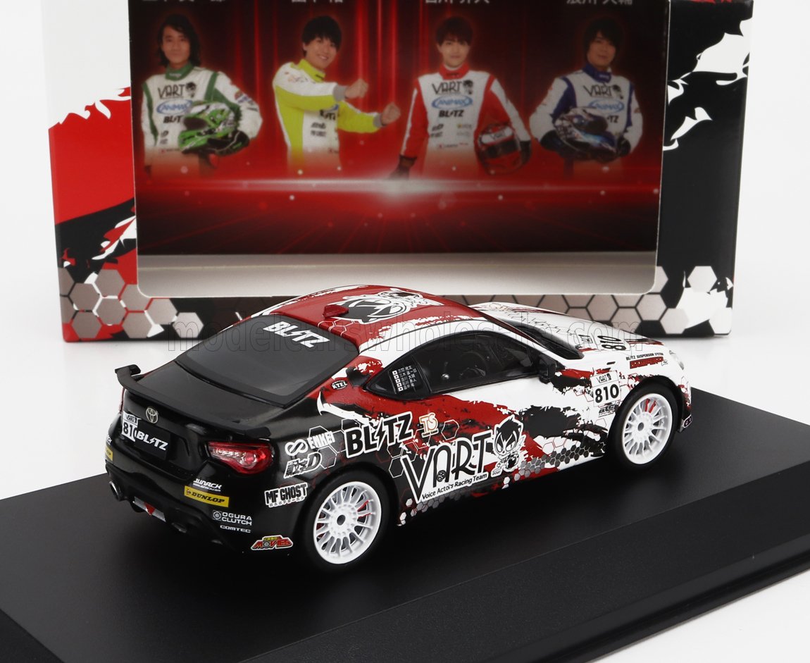 Voiture miniature Toyota 86 BLITZ VART avec livrée racing, présentée sur socle noir — Vroomi