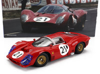 Rood Ferrari 21 schaalmodel met blauwe grille en gouden velgen, weergegeven naast dooskunst — Vroomi